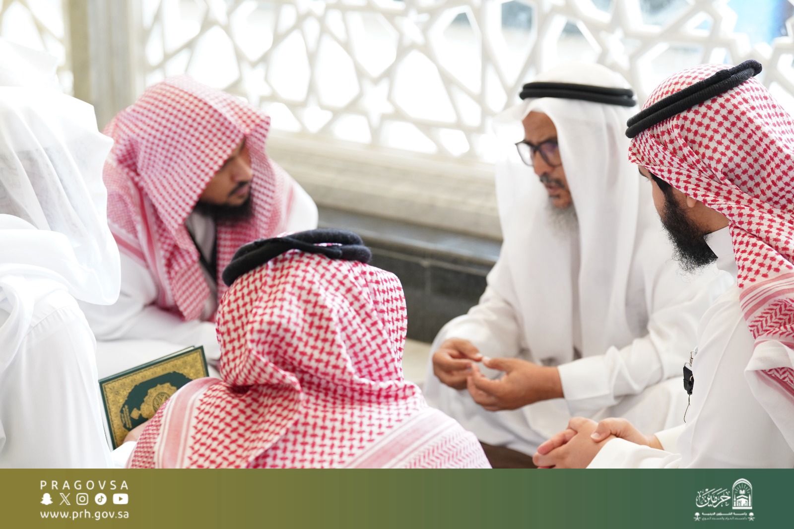 رئاسة الشؤون الدينية تواصل تنفيذ الدورة المكثفة لحفظ القرآن الكريم لمنسوبي وزارة الدفاع في المسجد الحرام